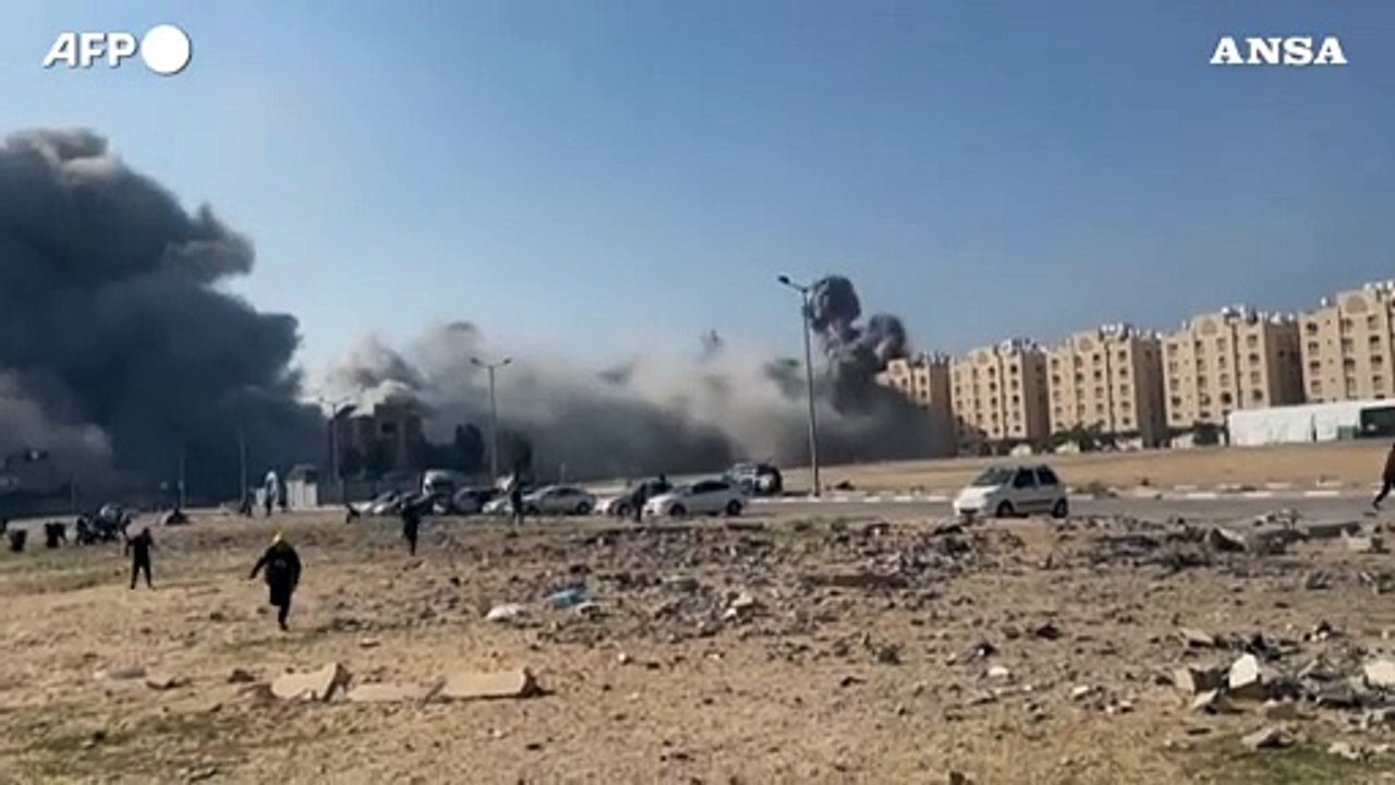 Gaza, raid dal mare e dal cielo colpiscono edifici a Khan Yunis: la gente scappa