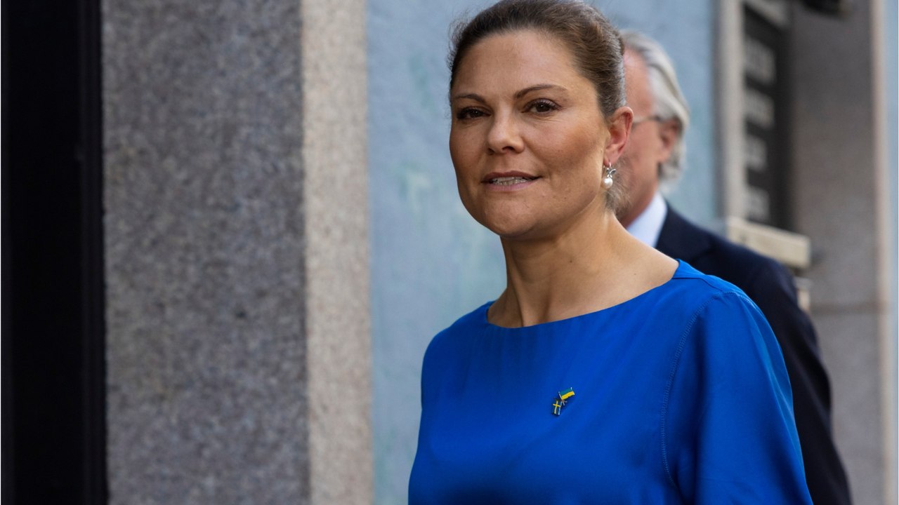 GALA VIDEO - Victoria de Suède une pinte de bière à la main : sa sortie détonnante dans un pub de Londres