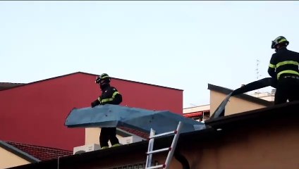 Vento forte a Milano: in via Medeghino si stacca un pezzo di copertura sopra il market Maxal