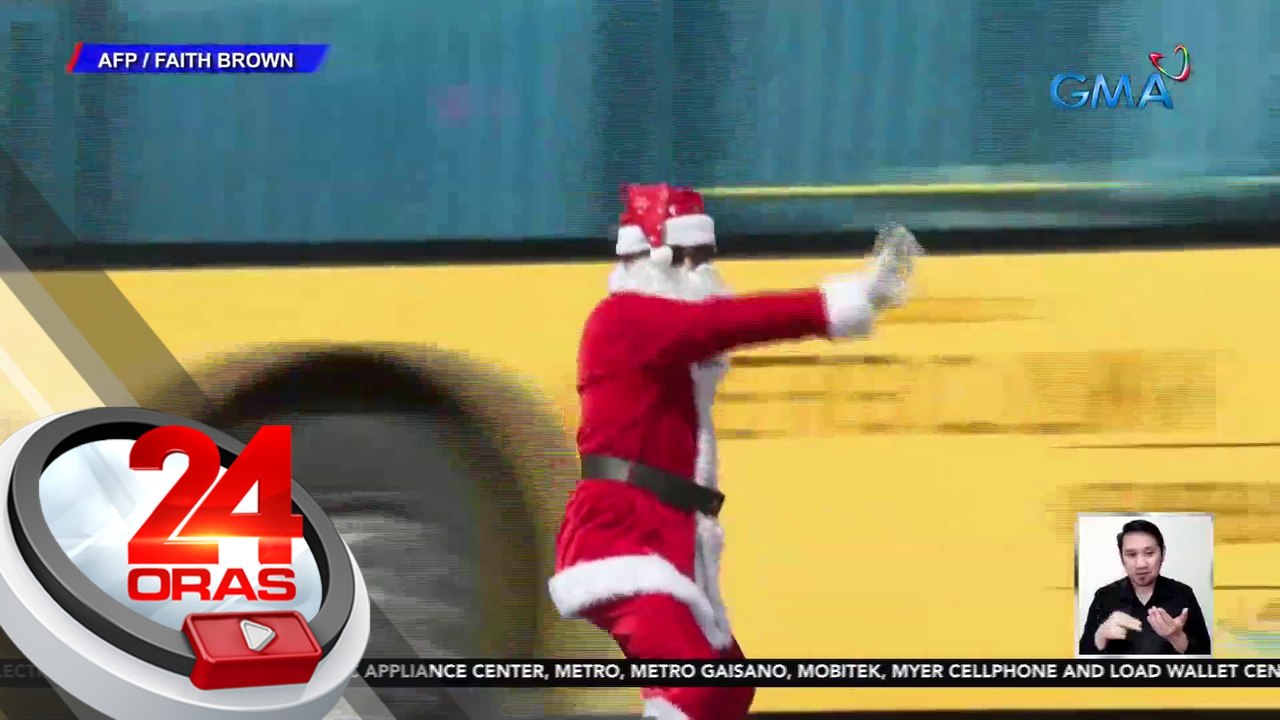 Traffic enforcer na sumasayaw habang nakadamit Santa Claus, hatid ay good vibes | 24 Oras