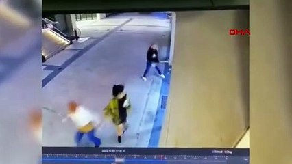 Güzellik merkezinin camlarını kırdı