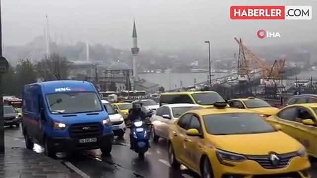 İETT Otobüsü Arızalandı, Unkapanı Köprüsü'nde Trafik Felç Oldu