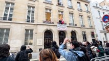 Des étudiants perturbent Sciences Po après l'affaire de violences conjugales mêlant leur directeur