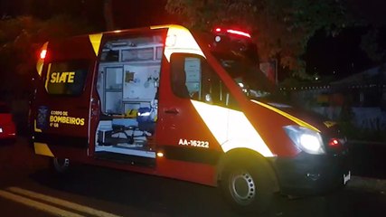 Tải video: Mulher machuca as costas ao cair dentro de casa no Guarujá