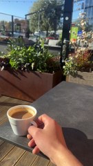 “Café bajo el Sol Escandinavo: Disfrutando el Verano en Suecia ☀️☕️”