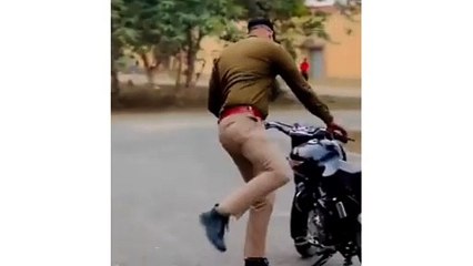हापुड़ में बुलेट पर सवार पुलिसकर्मी ने दिखाया 'भौकाल', वीडियो वायरल