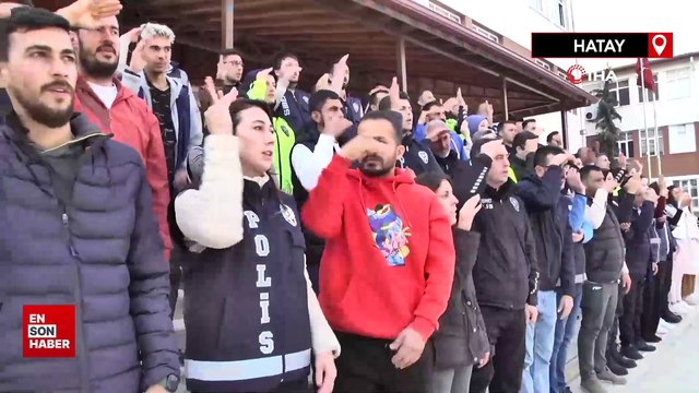 Türk polisinden işaret diliyle İstiklal Marşı