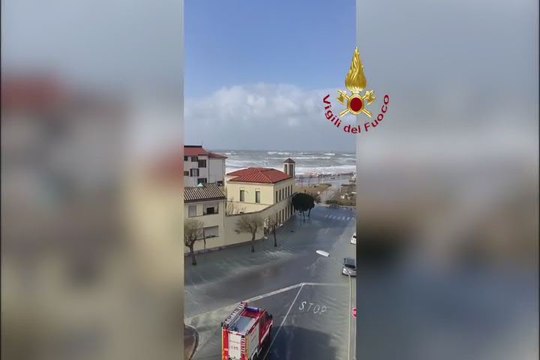 Mareggiata a Marina di Pisa, l'acqua invade le strade - Video