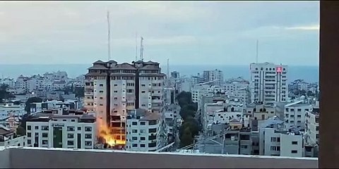 Un immeuble à Gaza s'effondre après une frappe aérienne israélienne