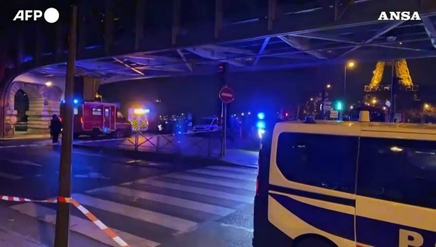 Attentato in Francia, urla Allah Akbar contro passanti a Parigi: un morto e alcuni feriti