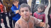 شاهد: واحد يقبل قدميه والآخر يريد أن يدفن معه.. طفلان فلسطينيان يودعان شقيقهما الصغير