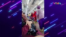 Emak-emak Kebaya Betawi Heboh Fashion Show di Dalam Kereta