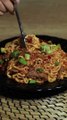 Beef noodles - نودلز باللحم  سهران و طلعلك فيديوهات الاندومي الكوري و فاكر انها صعبة تتعمل تعالي نقولك طريقتها بكل سهولة في tasty club و بمكونات متوفرة في البيت.  - الشعرية الكورية - لحم سريعة الطهى - صلصة الصويا - بصلة