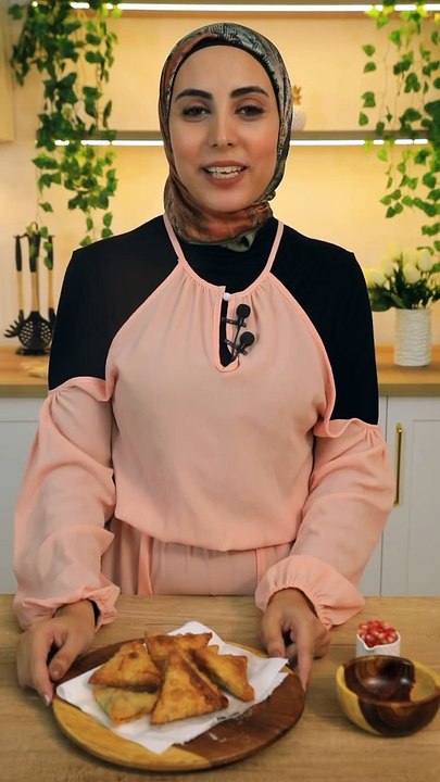 سمبوسك المسخن - Sambousak Recipe  التراث الفلسطيني مش بس في البيوت و الارض التراث الفلسطيني موجود حتي في الوصفات عشان كدة في tasty club جبنالك سمبوسك المسخن بطريقتها الاصلية. المقادير -  1 صدر فراخ كامل سليم سمبوسك - ملح