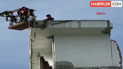 Adıyaman'da ağır hasarlı 8 katlı bina çekilerek yıkıldı