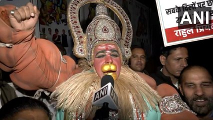 चुनावी नतीजों से पहले कांग्रेस भी करने लगी 'जय श्री राम',भगवान हनुमान के भेष मेंकार्यकर्ता