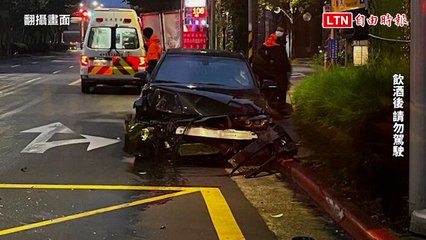 北市19歲男酒駕BMW失控甩尾撞路樹 驚險畫面全都錄(翻攝畫面)