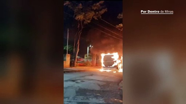 Ônibus é incendiado por criminosos na Região de Venda Nova, em BH