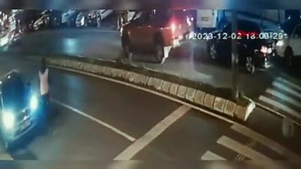 Trafikte dehşet! Tartıştığı sürücüleri aracıyla sıkıştırdı