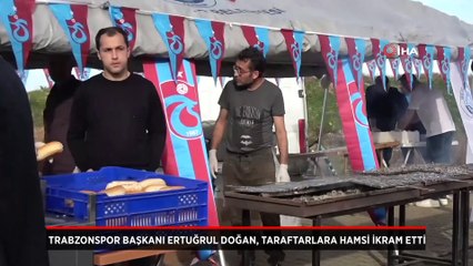 Trabzonspor Başkanı Ertuğrul Doğan, taraftarlara hamsi ikram etti