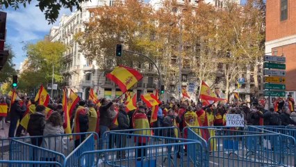 Manifestantes frente a Ferraz.