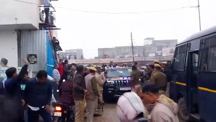 सुबह से मेले जैसा माहौल, बार-बार लगा जाम