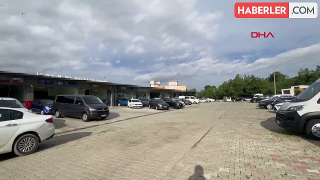 Oto galeriye gelen yüzü maskeli kadın, pompalı tüfekle ateş açıp kaçtı