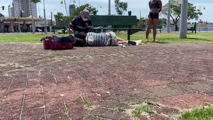 Homem passa mal e é socorrido pelo Samu na Praça da Bíblia