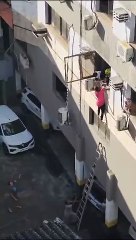 Com ajuda de escada e "teresa", hóspedes são retirados de hotel em chamas