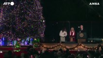 Usa, Biden e Jill accendono l'albero di Natale della Casa Bianca