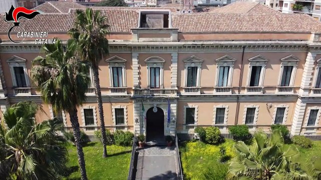 Paternò, spara col fucile al portone e al citofono di chi gli aveva incendiato l’auto: denunciato