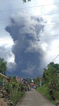 В Индонезии началось извержение вулкана Мерапи, а вулканический пепел поднялся на высоту в 3000 метров