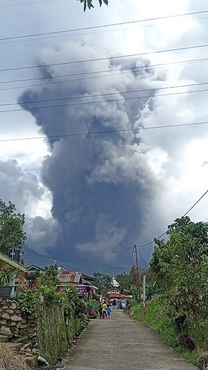  В Индонезии началось извержение вулкана Мерапи, а вулканический пепел поднялся на высоту в 3000 метров