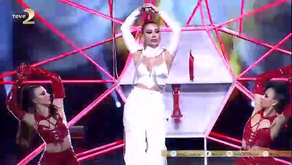 İrem Derici'den muhteşem dans şovu