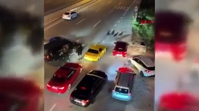 Bursa'da, 2 farklı düğün konvoyu yolu kapattı: Havaya ateş açıp, çiftetelli oynadılar