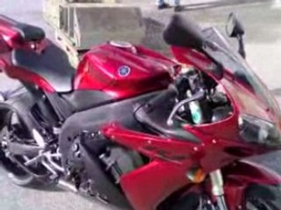 YAMAHA R1 AKRAPOVIC FULL