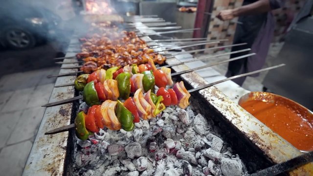 Chowk Bazar Pakistani Food - Old City Tour on Bike - Green Fish, Kaku ke Chawal, Doli Roti - Pakistan
