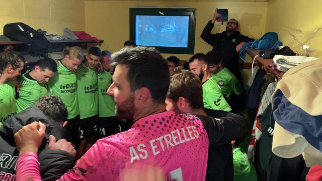 Célébration de la victoire contre Le Pertre Brielles dans le vestiaire