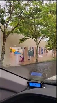 Cidade de SC tem pontes destruídas, ruas alagadas e danos ao comércio após fortes chuvas