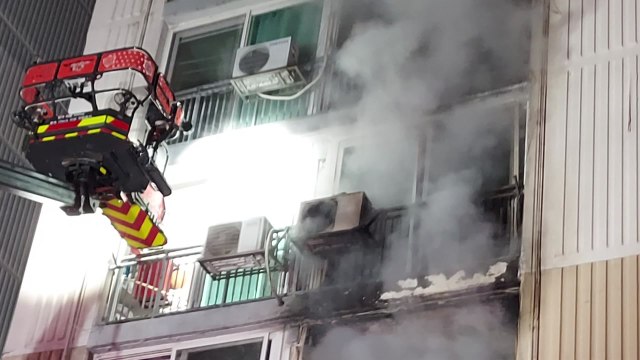전북 익산 부송동 아파트 화재...20여 명 연기 마셔 병원 이송 / YTN