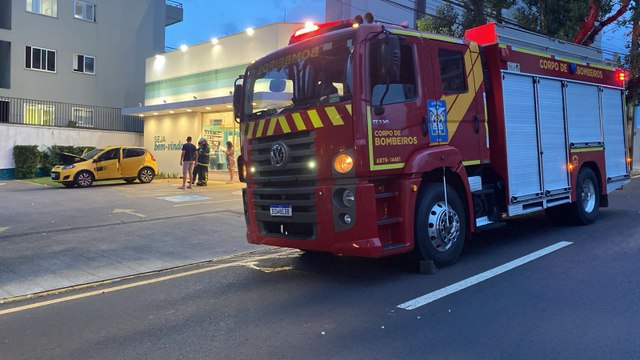 Carro tem princípio de incêndio e bombeiros são acionados para apagar
