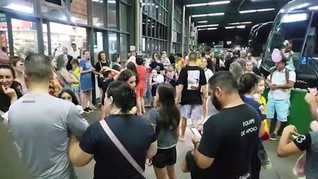 Familiares recepcionam ginastas medalhistas de ouro no Campeonato Sul Americano de Ginástica Rítmica