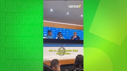 Luis Suárez ganha DVD do Renato Gaúcho para curtir nas férias.
