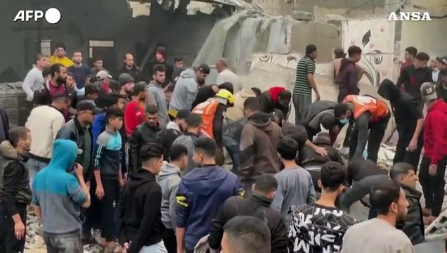 Gaza, soccorritori cercano vittime intrappolate sotto le macerie a Rafah