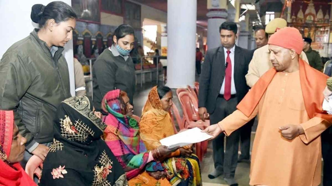 सीएम योगी ने सुनी फरियाद ,जनता दरबार में दूर-दूर से आए फरियादी