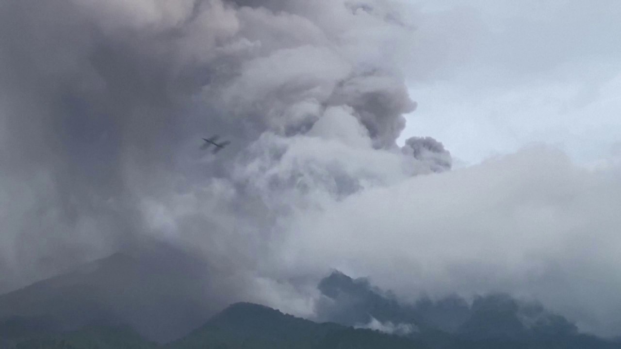 Indonésie : un spectaculaire nuage de cendres et 11 morts après l'éruption d'un volcan (vidéo)