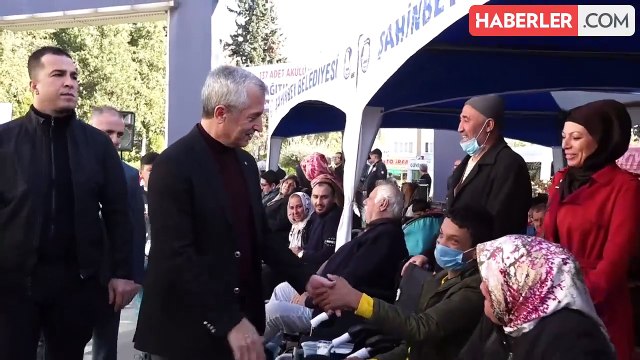 Şahinbey Belediye Başkanı Mehmet Tahmazoğlu, engelli vatandaşlara akülü ve manuel tekerlekli sandalye hediye etti