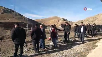 Descargar video: Asker eğlencesi için düzenlenen cirit maçında atlar düştü kazalar peş peşe geldi