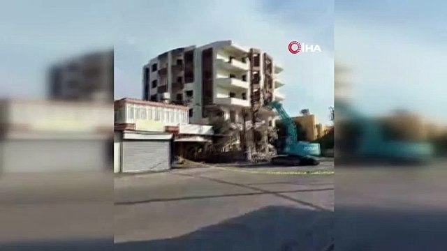 İş makinesinin dokunuşuyla 5 katlı bina yerle bir oldu