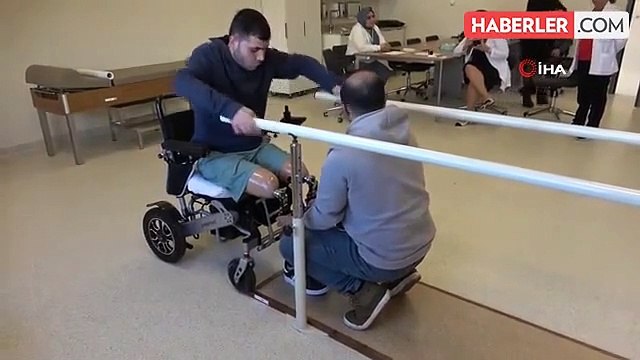 Depremde yıkılan apartmandan kurtulan genç protez bacaklarına kavuştu
